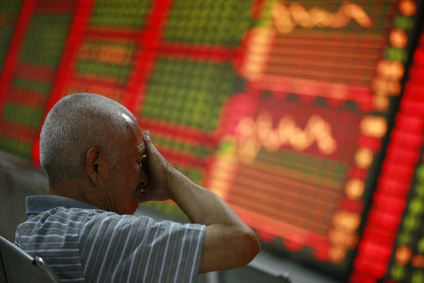 2012 日東中国安徽省淮北市の証券会社の家で 赤の価格上昇 と価格下落のため緑の株式の価格を見て 中国の投資 — ストック写真