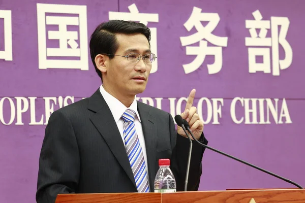 Shen Danyang Rzecznik Ministerstwa Rozpocząć Jest Zdjęciu Podczas Konferencji Prasowej — Zdjęcie stockowe