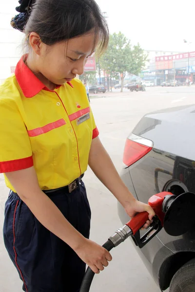 Miembro Del Personal Chino Repostará Automóvil Una Gasolinera Ciudad Zaozhuang — Foto de Stock