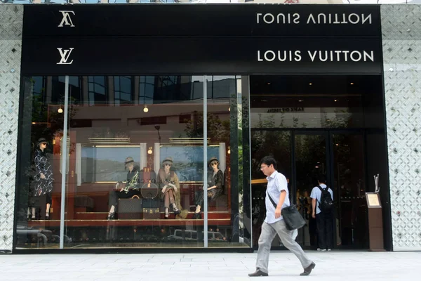 Пешеходная Прогулка Мимо Дома Louis Vuitton Площади Хунг Ланг Шанхае — стоковое фото