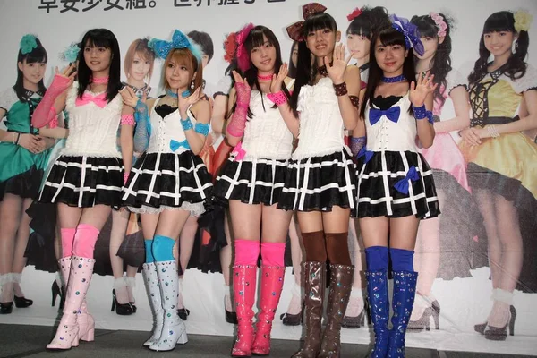 日本のポップ アイドル少女グループ モーニング娘波 2012 日台北 グループ創立 周年を記念する世界ツアー中に彼らのサポートのためのファンに感謝の握手イベントで — ストック写真