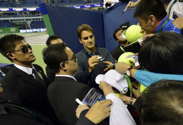 Roger Federer Della Svizzera Centro Firma Autografi Tifosi Dopo Aver — Foto Stock