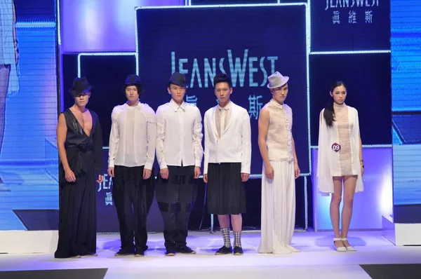 모델은 메르세데스 2013 베이징에 있으며 2012 Jeanswest Leisurewear 디자인 콘테스트의 — 스톡 사진