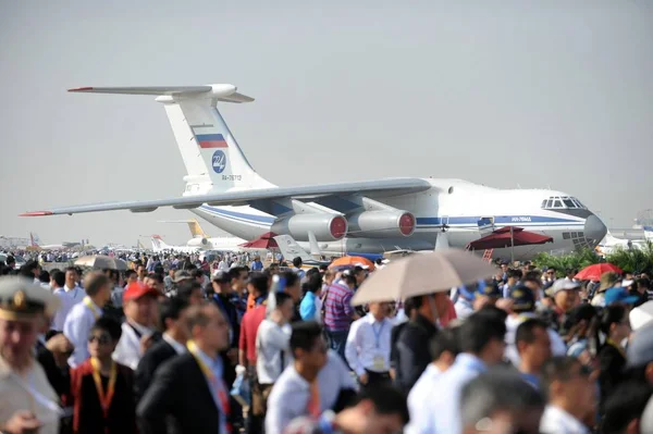 Odwiedzający Tłum Wokół Samolotu Podczas Chiny Międzynarodowego Lotnictwa Aerospace Exhibition — Zdjęcie stockowe