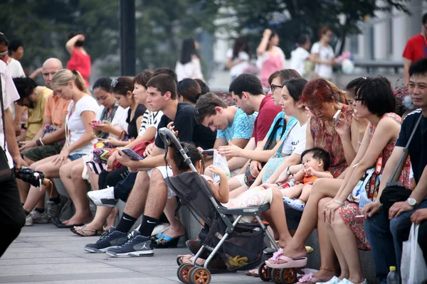 Los Turistas Descansan Bund Día Abrasador Shanghai China Julio 2012 — Foto de Stock