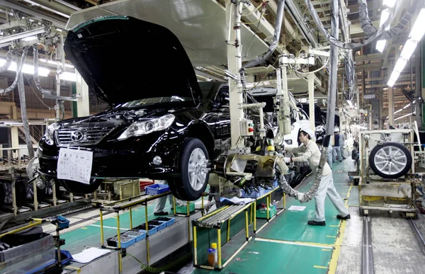 Chinesische Arbeiter Montieren Spielzeugautos Fließband Einer Autofabrik Von Toyota Tianjin — Stockfoto