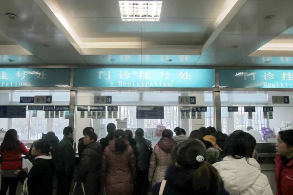 Místní Obyvatelé Registrují Nemocnici Nantong City Provincii Východní Chinas Jiangsu — Stock fotografie