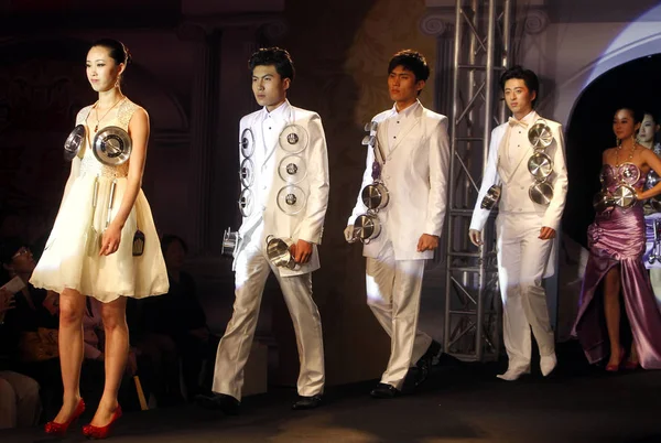 드레스 패션쇼 2012에에서 기구와 — 스톡 사진