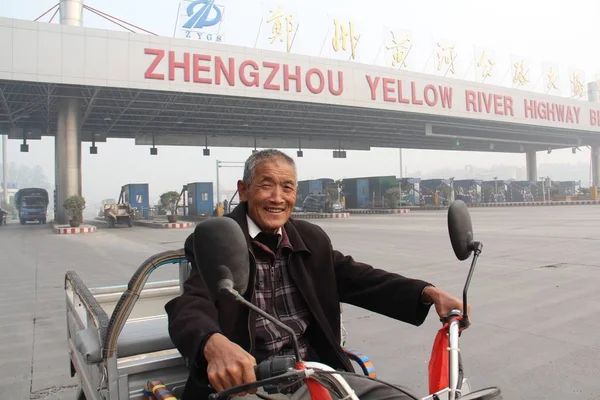 Çinli Bir Adam Zhengzhou Şehir Zhengzhou Yellow River Karayolu Köprüsü — Stok fotoğraf