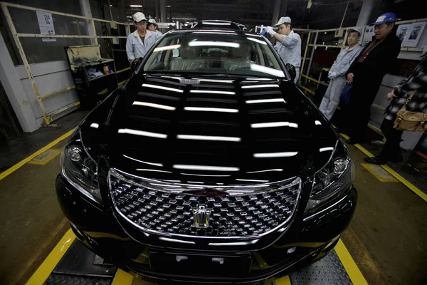 Chinese Arbeiders Controleren Een Kroon Wagen Assemblagelijn Bij Een Autofabriek — Stockfoto