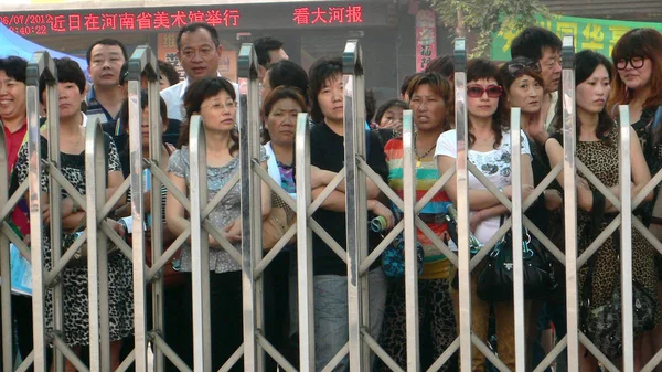 Chinesische Eltern Warten Eingang Einer Mittelschule Während Der Nationalen Aufnahmeprüfung — Stockfoto