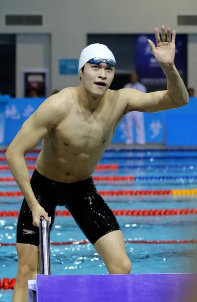 Kinesiske Olympiske Svømning Mester Sun Yang Bølger Til Tilskuere Efter - Stock-foto
