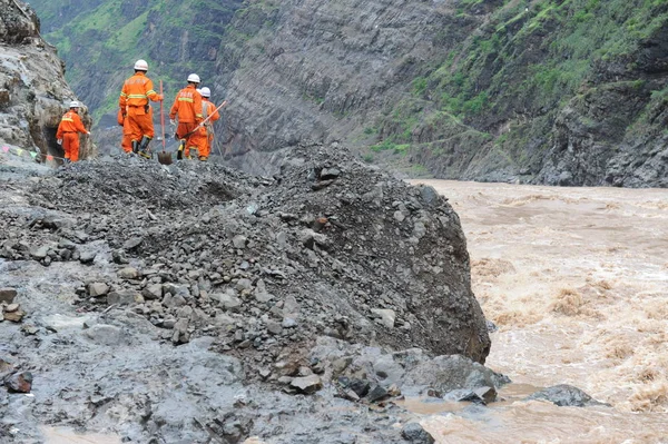 Rescuers Keresés Túlélők Után Eső Által Kiváltott Földcsuszamlás Ningnan Megye — Stock Fotó