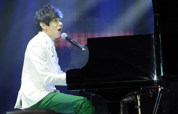 新加坡歌手林杰在可口可乐在中国上海举办的加里 球员邀请慈善晚会上表演 2012年10月29日 — 图库照片