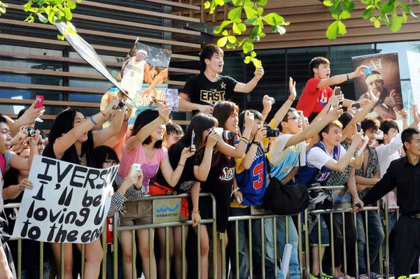 私たち Pro Ball 伝説中国ツアー南 2012 中国広東省深セン市での記者会見の前の Nba のスター アレン アイバーソンを歓迎する看板やポスターを保持する中国バスケット — ストック写真