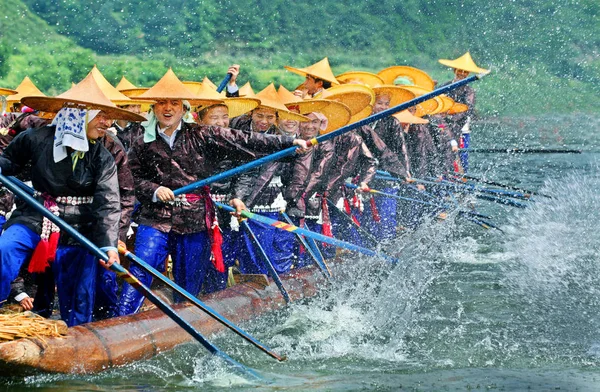 Los Participantes Chinos Golpean Superficie Río Con Remos Una Carrera —  Fotos de Stock