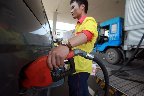 Trabajador Chino Repostará Automóvil Una Gasolinera Tianjin China Junio 2012 — Foto de Stock