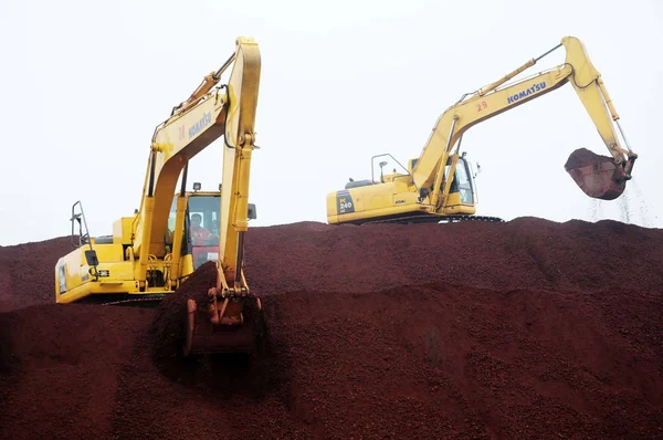 Scavatori Accumulano Minerale Ferro Porto Qingdao Nella Città Qingdao Provincia — Foto Stock