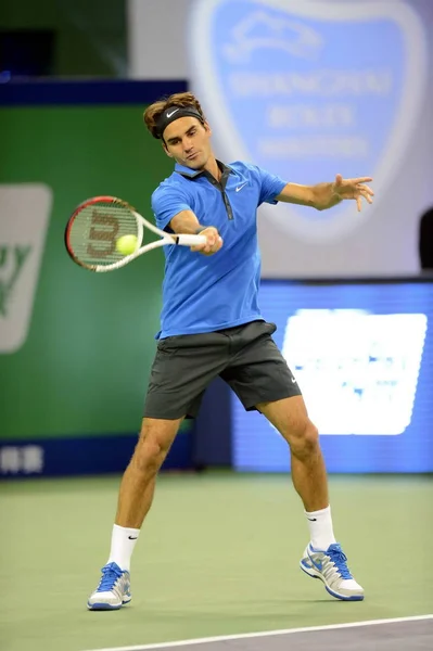 スイスのロジャー フェデラー 2012年上海マスターズ テニス大会中国 上海市に 2012 日メンズ シングルスの彼らの第二ラウンドの試合で台湾の魯円迅に対してショットを返します — ストック写真