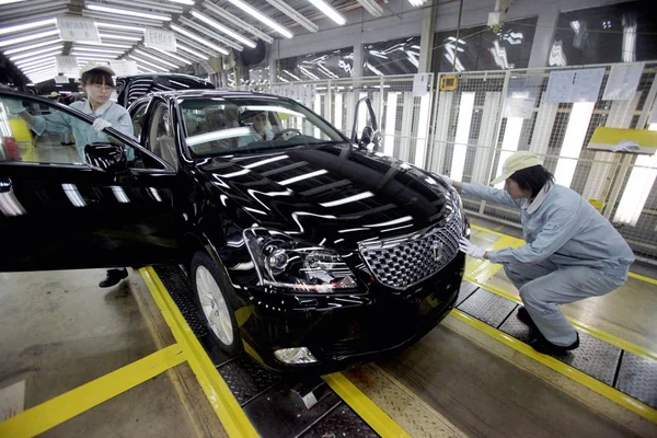 Trabalhadores Chineses Verificar Toyota Crown Carros Linha Montagem Uma Fábrica — Fotografia de Stock