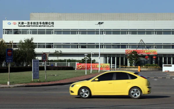 Una Macchina Passa Uno Stabilimento Automobilistico Tianjin Faw Toyota Motor — Foto Stock