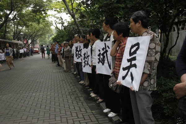 Helyi Lakosok Gyűjteni Tisztelegni Hősi Buszsofőr Bin Temetése Hangzhou Város — Stock Fotó