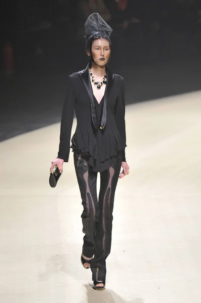 Modell Visar Skapelse Kinesiska Designern Gänget Sec Modevisning Mercedes Benz — Stockfoto