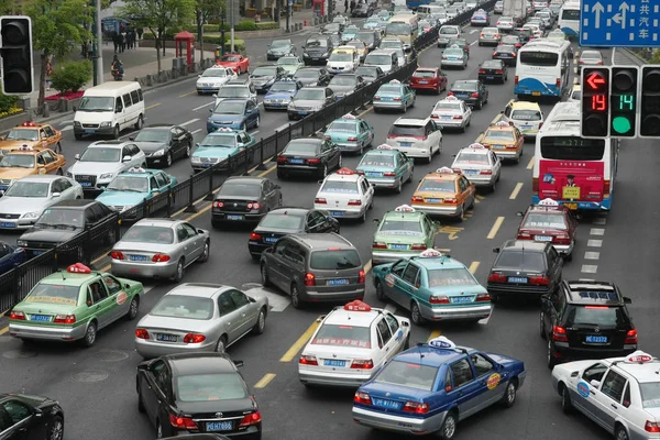 2012年4月20日 上海の路上に車が並び — ストック写真