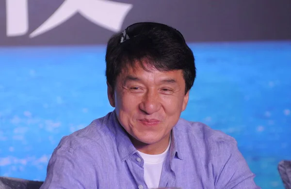 Kong Superstar Jackie Chan Talar Presskonferens För 2012 Bazaar Välgörenhetsgalan — Stockfoto