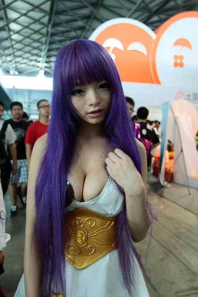Een Chinese Showgirl Gekleed Een Sexy Athena Kostuum Poses Tijdens — Stockfoto