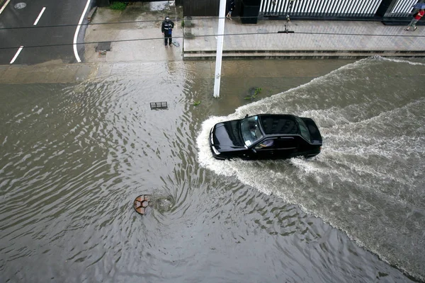 Een Auto Braves Overstromingen Veroorzaakt Door Hevige Regen Wuhan Stad — Stockfoto