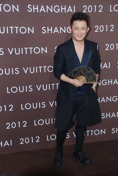 中国のスタイリスト トニー トニー李 2012 上海市に上海でルイ ヴィトンの 2012 年秋冬ファッションのショーの前にレッド カーペットのポーズします — ストック写真