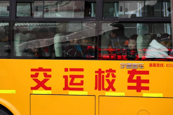 Datei Junge Chinesische Studenten Sitzen Einem Schulbus Der Stadt Qingdao — Stockfoto