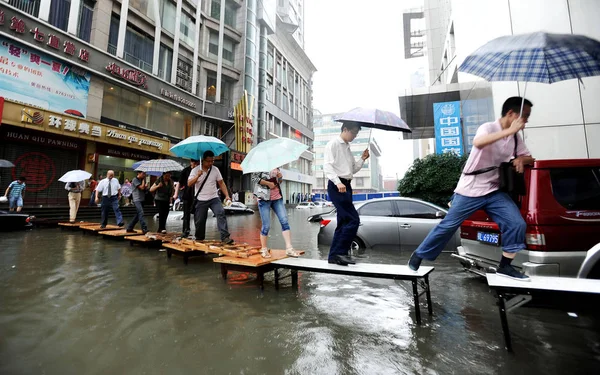 Πεζοί Περπατούν Μέσα Από Γραφεία Για Διασχίσουν Ένα Πλημμυρισμένο Δρόμο — Φωτογραφία Αρχείου