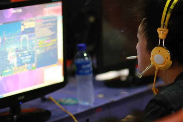 Jovem Chinês Fuma Enquanto Joga Jogo Online Café Internet Cidade — Fotografia de Stock
