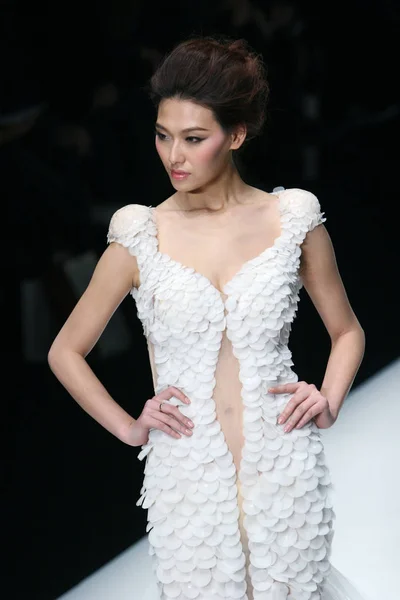モデルは ファッションウィーク期間中に メルセデス ベンツ中国 2013年春夏北京 2012 日張晶晶オートクチュールのファッションショーに新しい創造を表示します — ストック写真