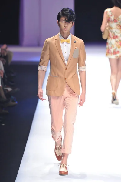 モデルは ファッションウィーク期間中に メルセデス ベンツ中国 2013年春夏北京 2012 日中国デザイナー元 Bing Viscap のファッションショーに新しい創造を表示します — ストック写真