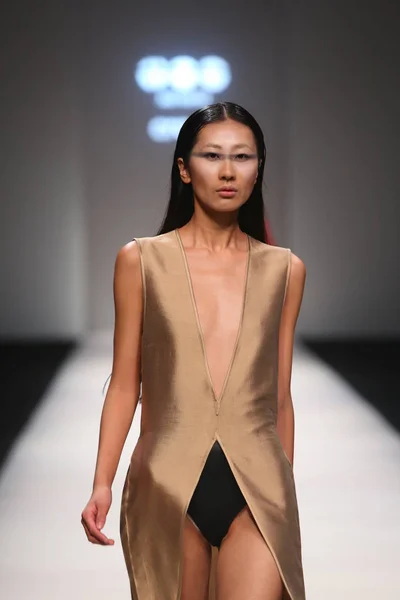 モデルは上海 2013年春夏ファッション ウィーク 中国の 2012 日だけのティー クロックスのファッションショーに新しい創造を表示します — ストック写真