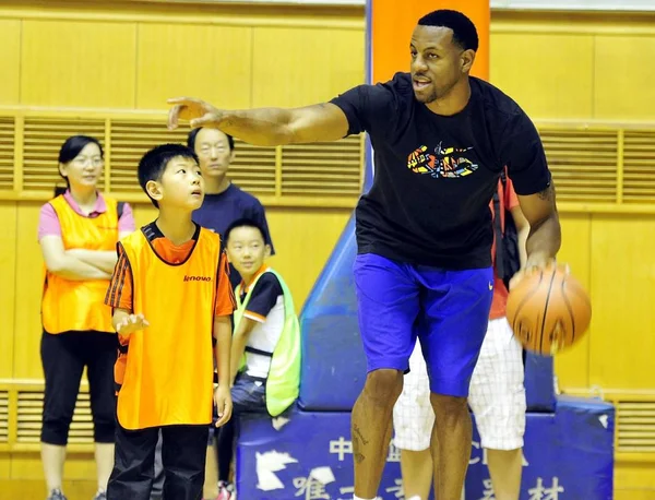 Nba Denver Nuggets Star Andre Iguodala Instruerar Basket Elever Medan — Stockfoto