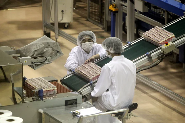Pracownicy Fabryki Oglądać Butelki Yakult Fermentowany Napój Mleczny Przechodzi Przez — Zdjęcie stockowe