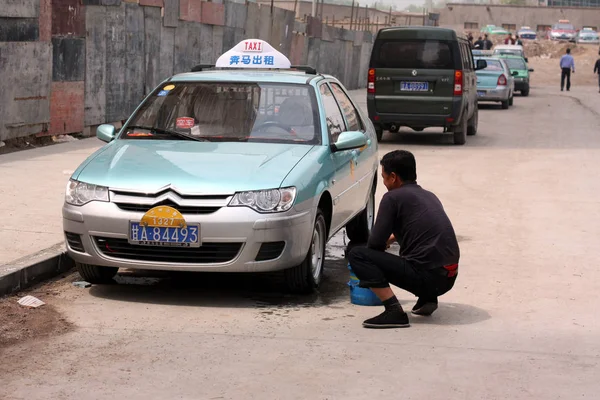 Taxista Huelga Está Limpiando Coche Una Calle Ciudad Lanzhou Noroeste — Foto de Stock