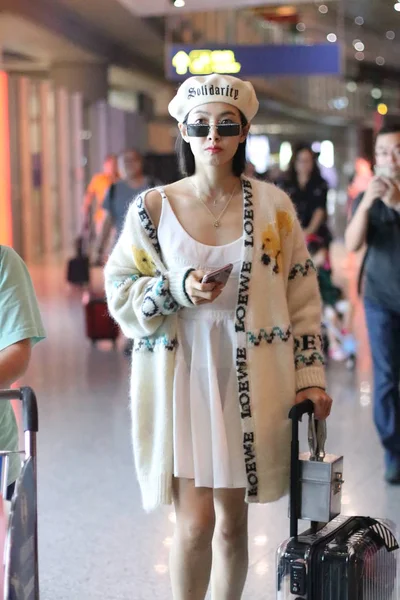 Chinese Singer Actress Victoria Song Song Qian Arrives Beijing Capital — Stock Photo, Image