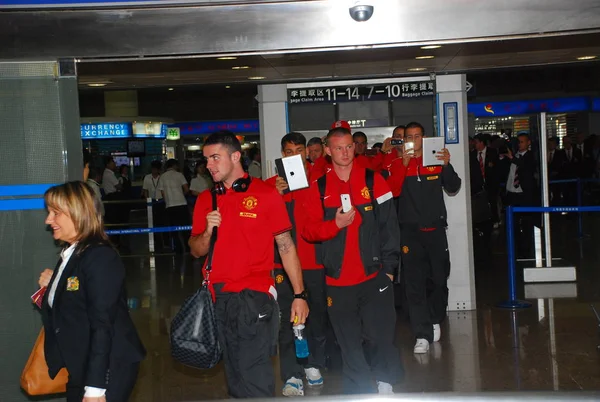 Гравці Манчестер Юнайтед Приходимо Shanghai Pudong Міжнародного Аеропорту Сесії Товариського — стокове фото
