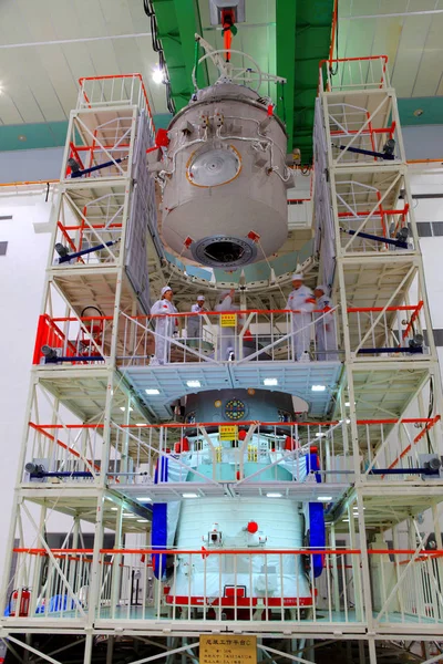 Chinesische Raumfahrtingenieure Verbinden Das Orbitalmodul Oben Mit Dem Wiedereintrittsmodul Des — Stockfoto