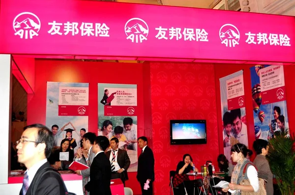 Gente Visita Stand Aia Durante Una Exposición Shanghái China Noviembre — Foto de Stock