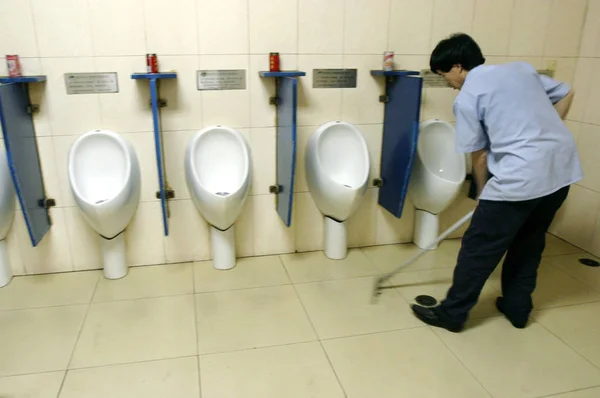 File Travailleur Chinois Nettoie Les Toilettes Publiques Pékin Chine Juin — Photo