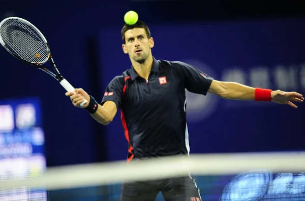 Novak Djokovic Serbii Zwraca Strzał Carlos Berlocq Argentyną Drugiej Rundzie — Zdjęcie stockowe
