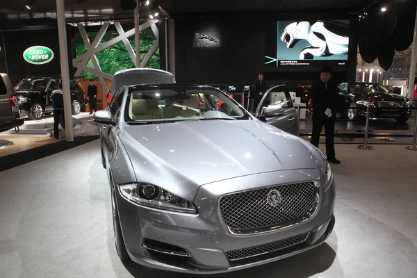 Dosya Bir Jaguar Xjl Jaguar Land Rover Standında Bir Otomobil — Stok fotoğraf