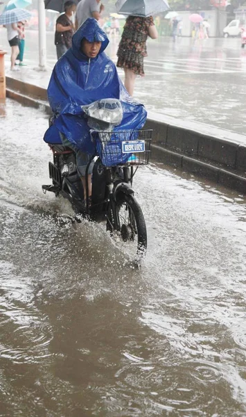 Residente Local Monta Ciclomotor Una Carretera Inundada Causada Por Tormentas —  Fotos de Stock