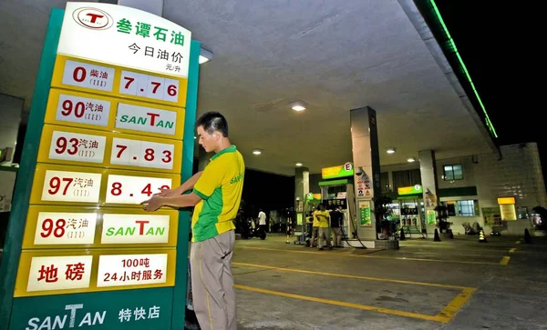 Ein Chinesischer Arbeiter Aktualisiert Die Kraftstoffpreise Einer Tankstelle Der Stadt — Stockfoto